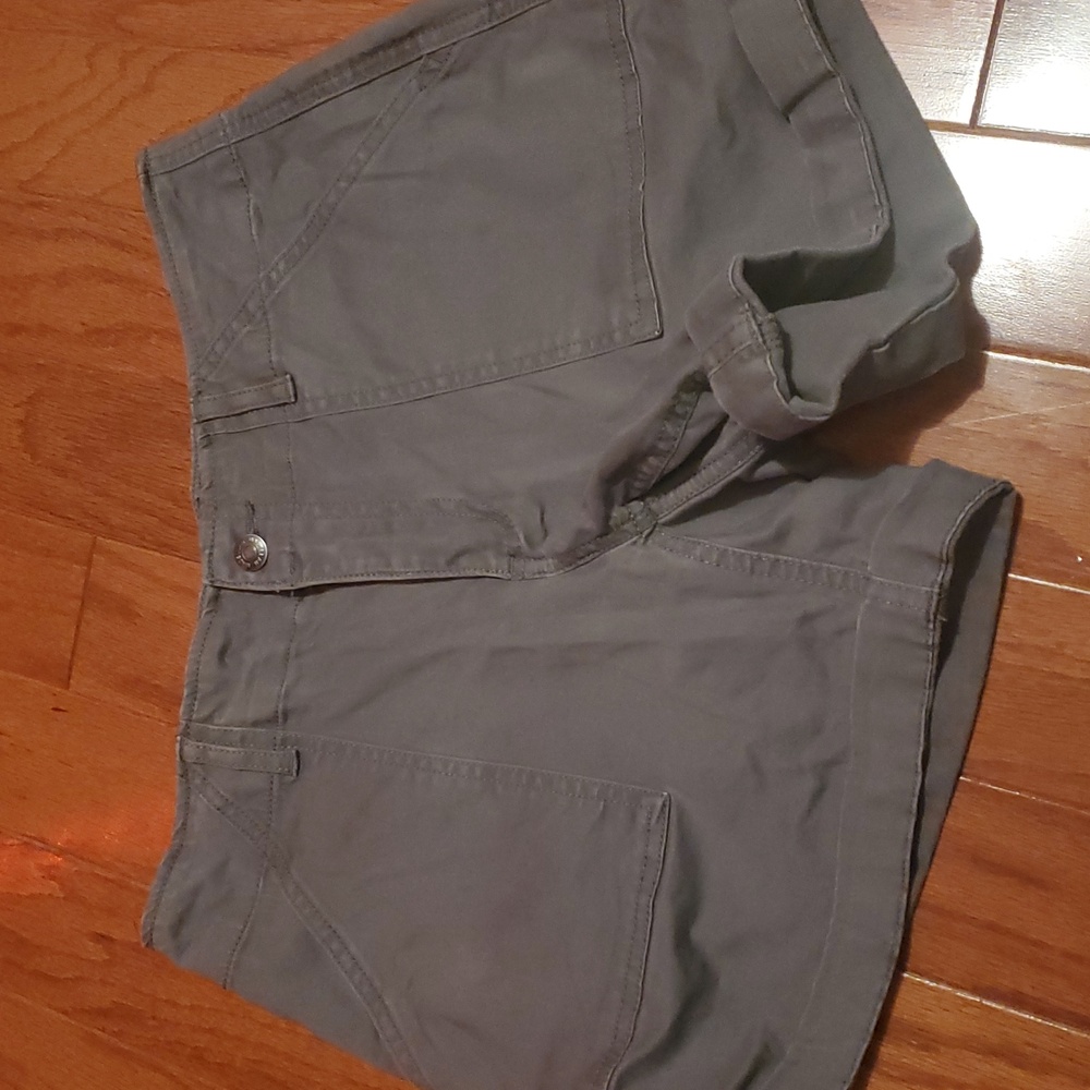 Magellan womens shorts size 4.